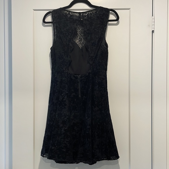 Velvet lace cocktail dress with open back - Picture 2 of 2